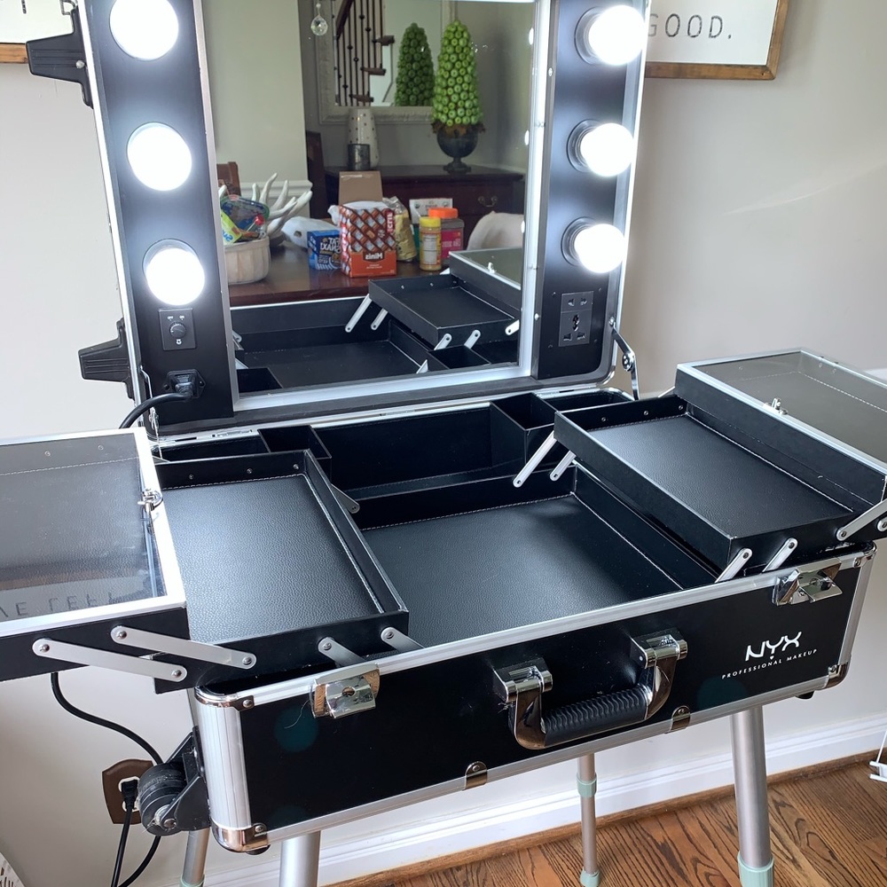NYX Travel Makeup Case & LED Light Makeup Mirror